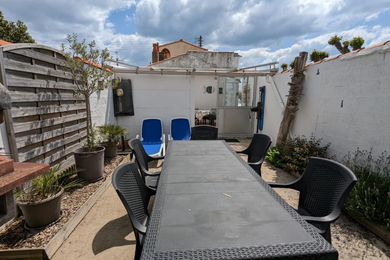 Between Port And With Garage Holiday home